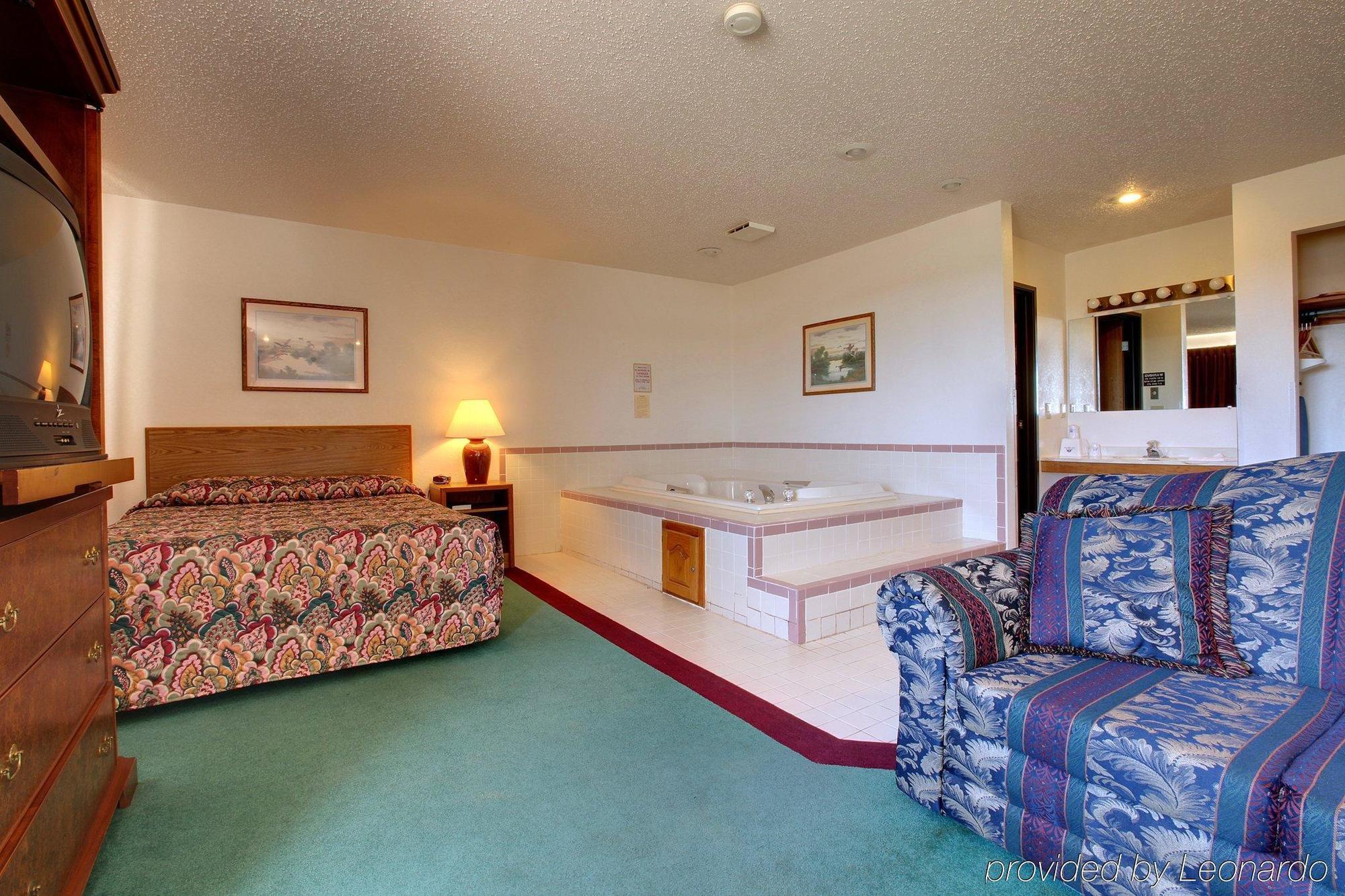 Americas Best Value Inn & Suites Cassville Roaring River Room photo