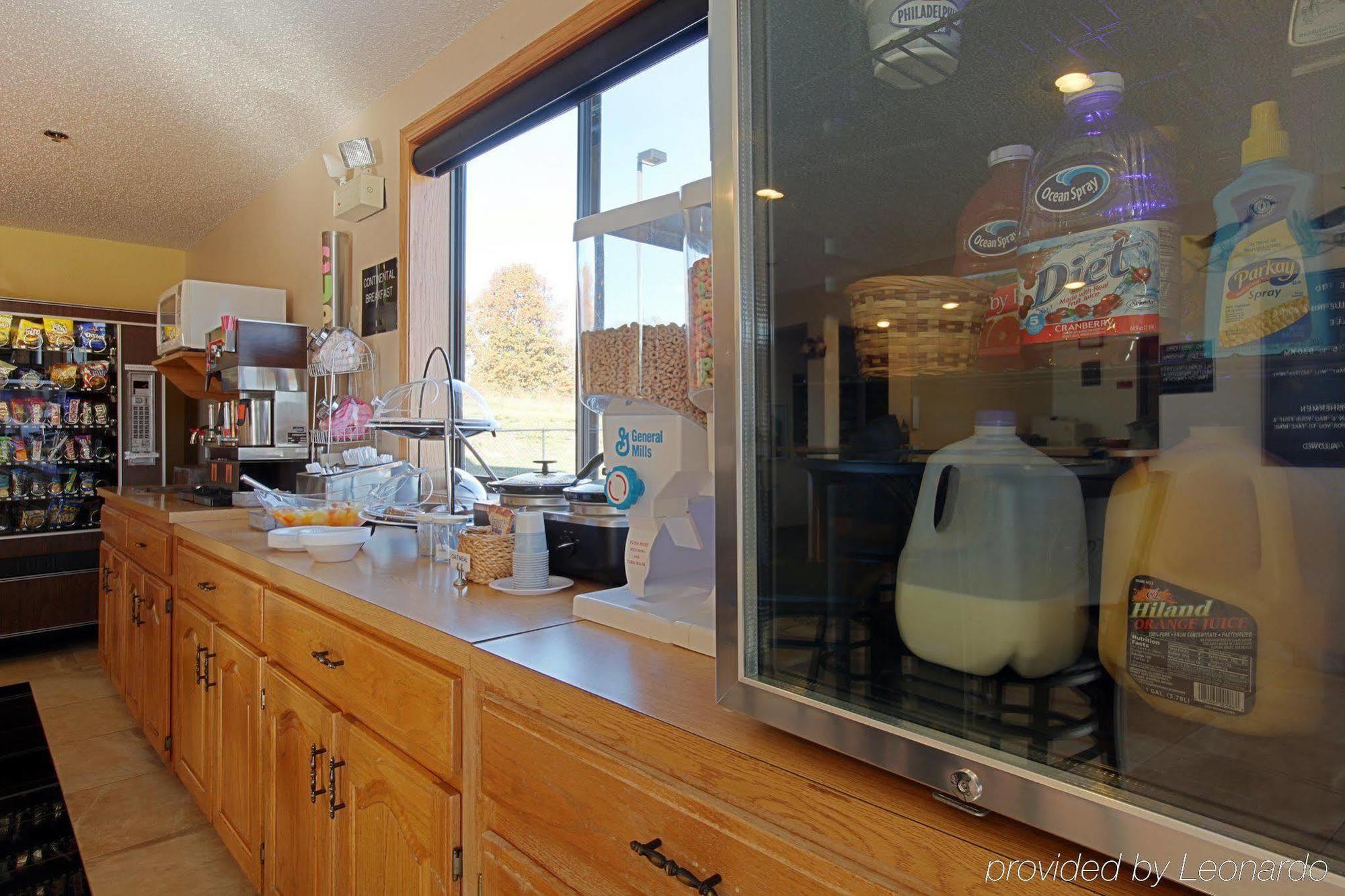 Americas Best Value Inn & Suites Cassville Roaring River Restaurant photo