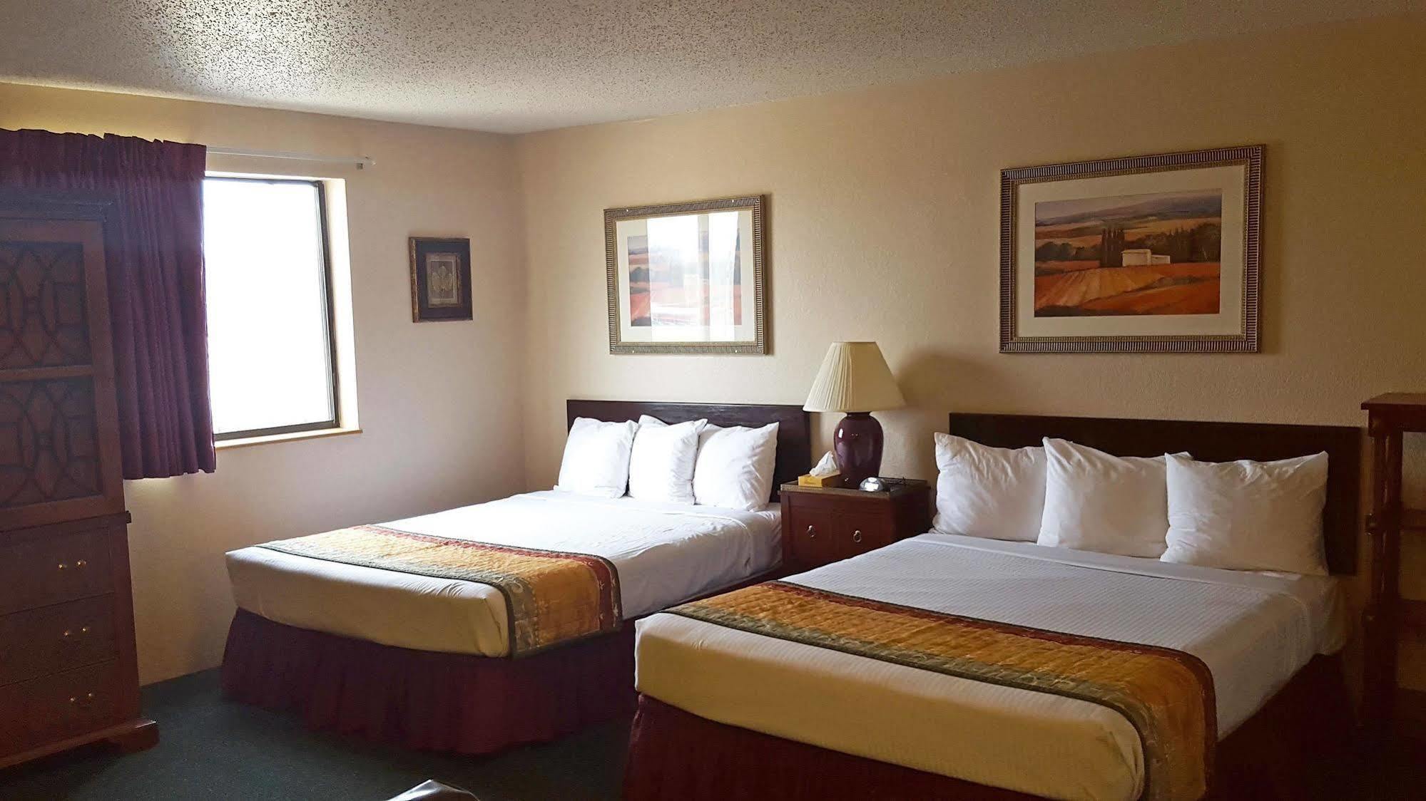 Americas Best Value Inn & Suites Cassville Roaring River Exterior photo
