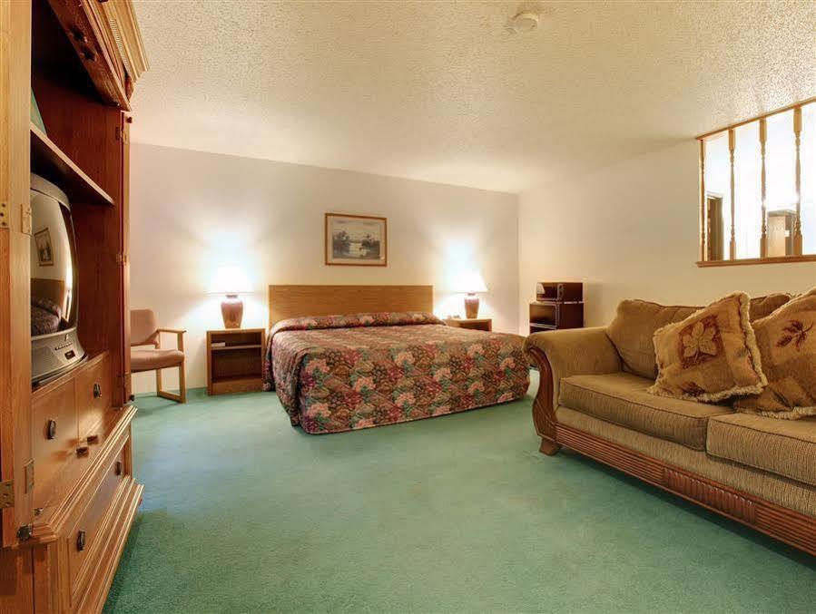 Americas Best Value Inn & Suites Cassville Roaring River Exterior photo