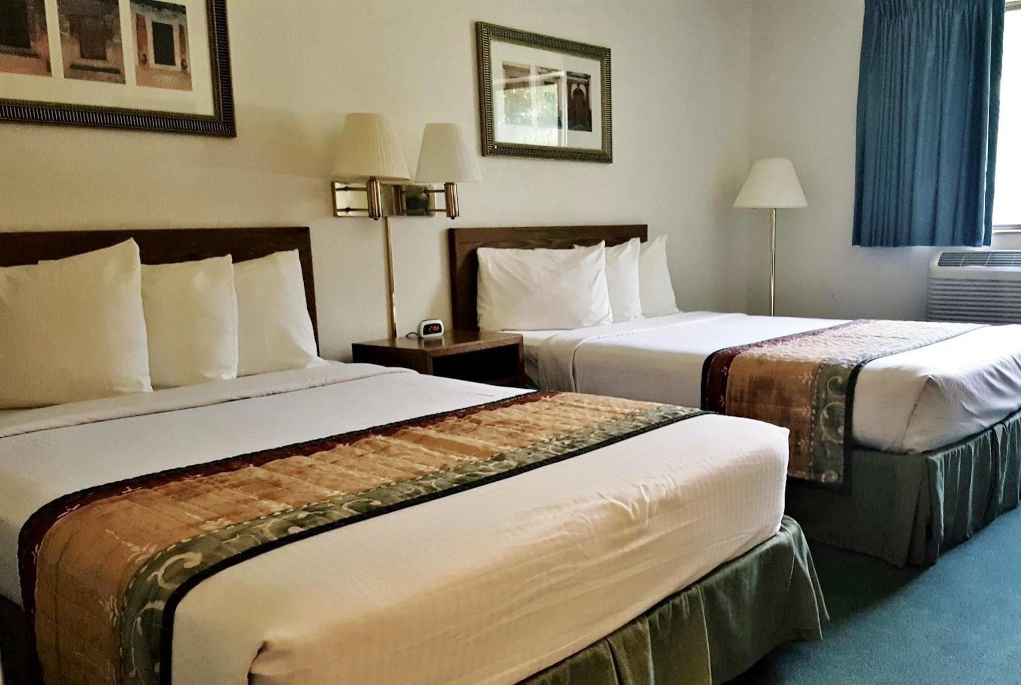 Americas Best Value Inn & Suites Cassville Roaring River Exterior photo